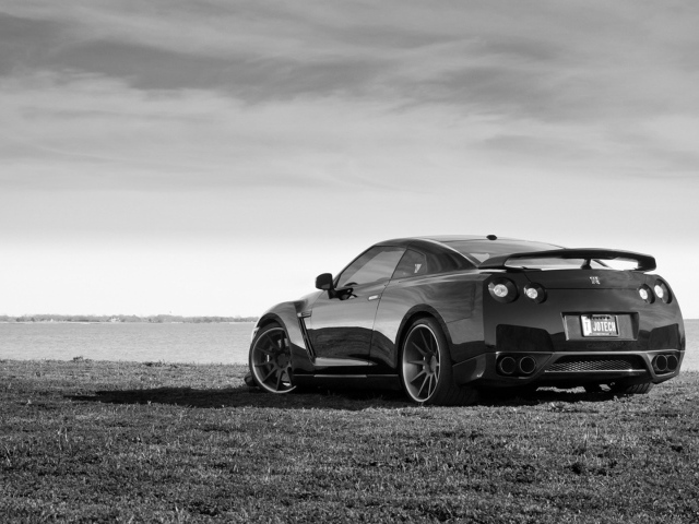 Черно белое фото авто на берегу моря