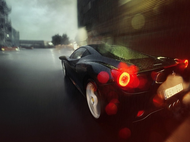 Черный автомобиль в дождливом городе