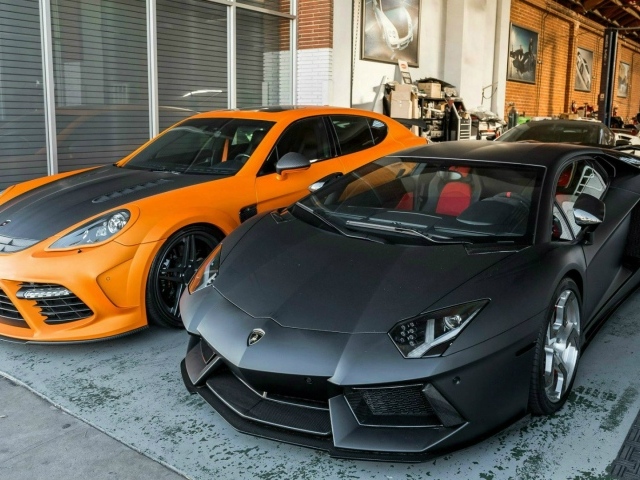 Автомобили Porsche Panamera и Lamborghini Aventador