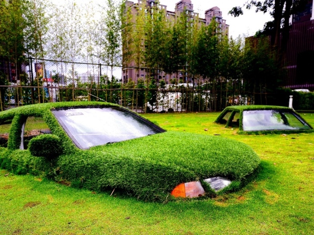 Автомобили утонули в газоне