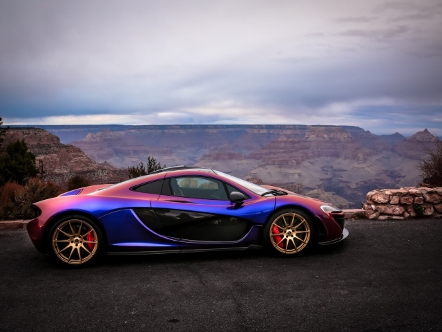 Красочный автомобиль McLaren на природе