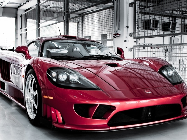 Темно вишневый автомобиль Saleen S7