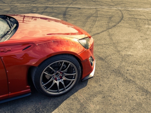 Перед красного авто Scion