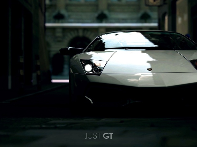 Серый спортивный автомобиль в подворотне