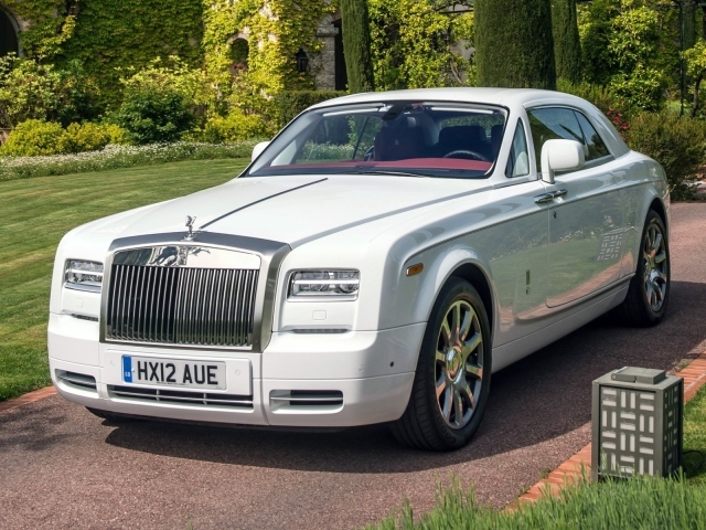 Роскошный белый Rolls-Royce на дорожке