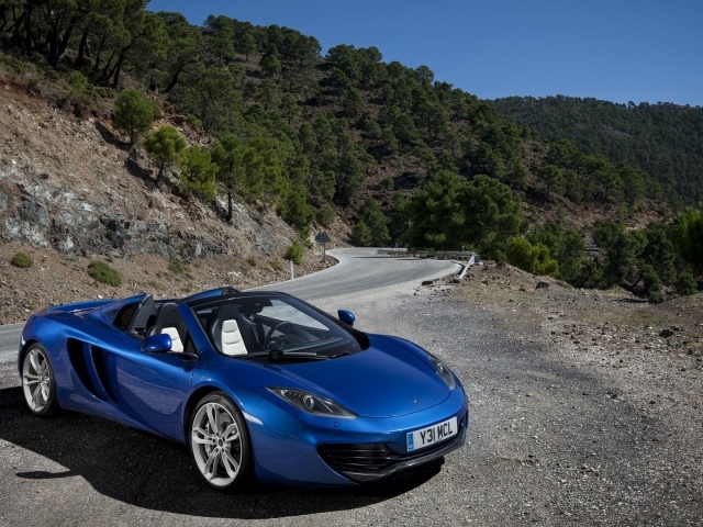 Кабриолет McLaren припаркован на обочине