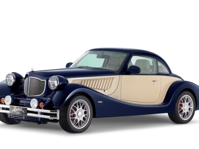 Аккуратный старый автомобиль