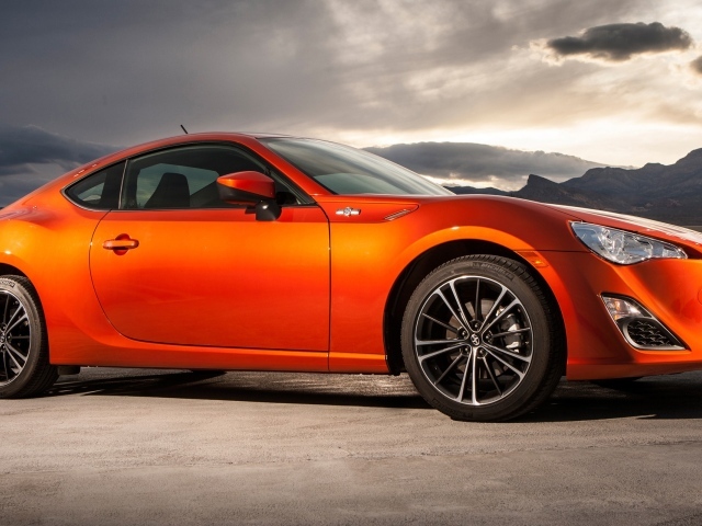 Оранжевый автомобиль Scion