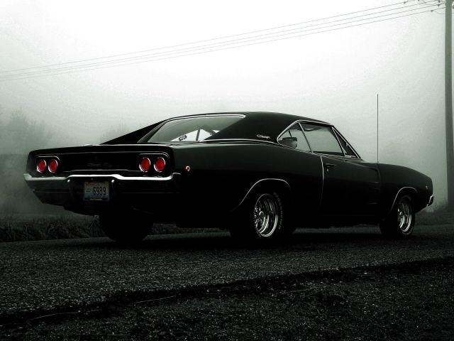 Мощный черный Dodge Charger