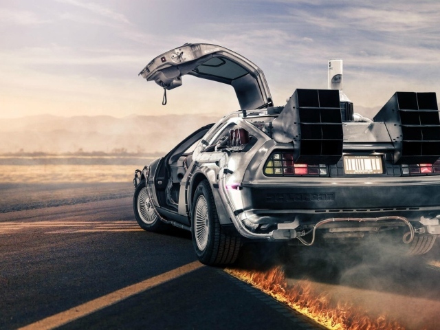 Мощный автомобиль DeLorean DMC-12