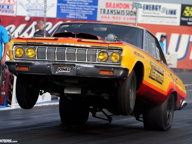 Мощный автомобиль Плимут встал на дыбы