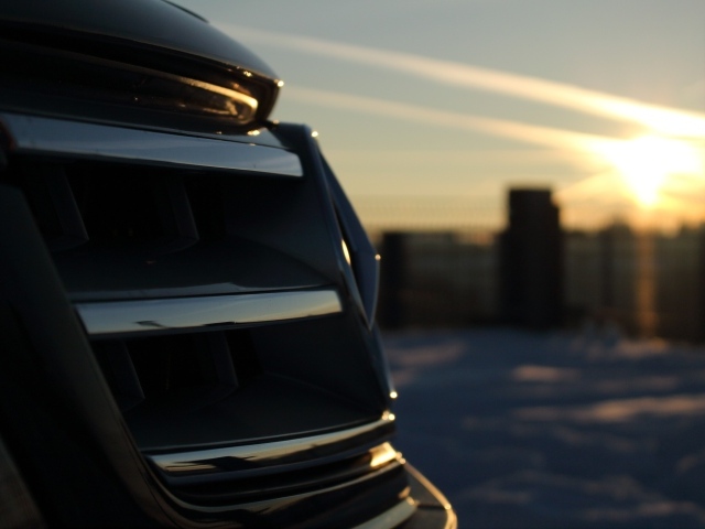 Радиаторная решетка дорого автомобиля