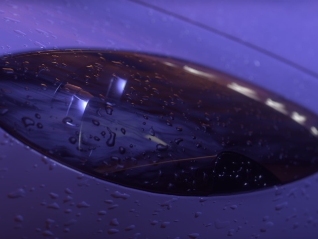 Дождь намочил фару автомобиля