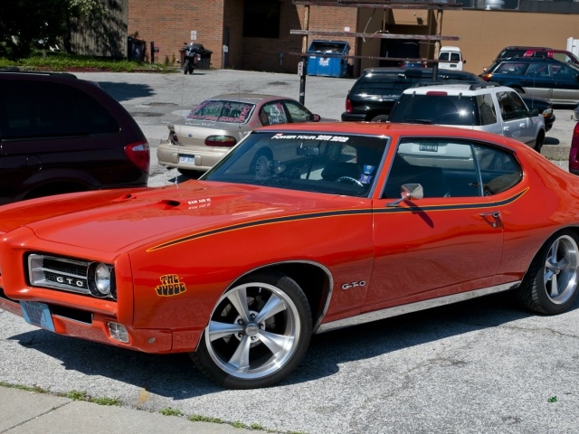 Красный Pontiac GTO Judge