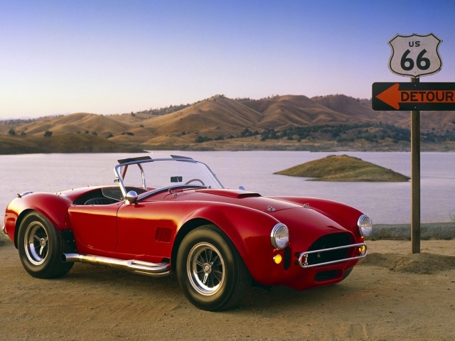 Ретро автомобиль Shelby Cobra 427 на шоссе 66