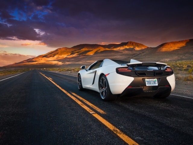 Белый кабриолет McLaren