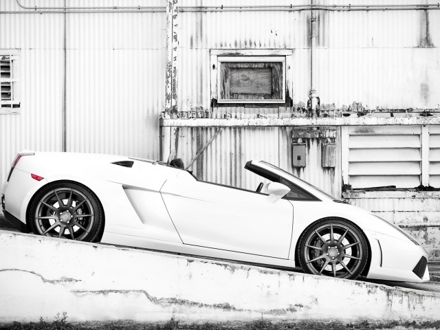 Белый кабриолет стоит на уклоне