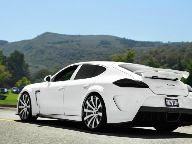 Белый Porsche Panamera Turbo