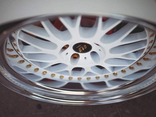 Белый автомобильный диск