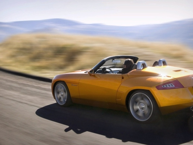 Желтый спортивный кабриолет на шоссе