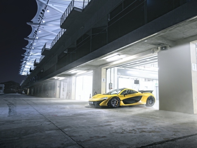 Желтый McLaren выезжает из гаража