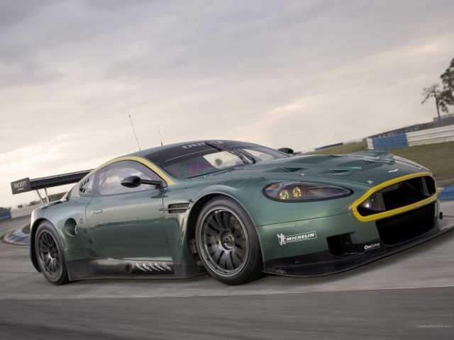 Желтый обод радиаторной решетки Aston Martin