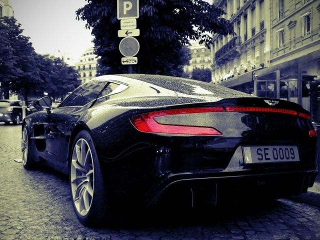 Черный Aston Martin One 77 в городе