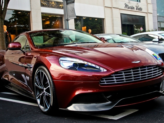 Красный Aston Martin Vanquish