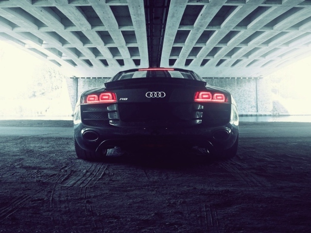 Черный Ауди под мостом