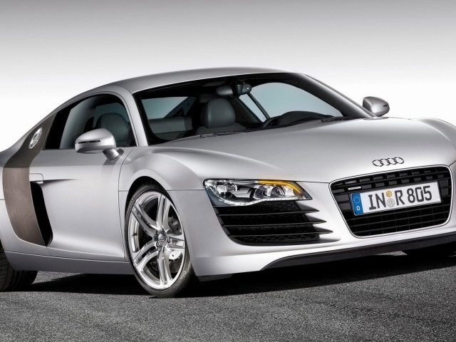 Серый автомобиль Audi R10