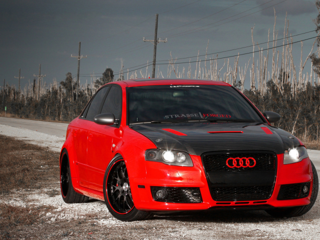 Красный Ауди с черным капотом
