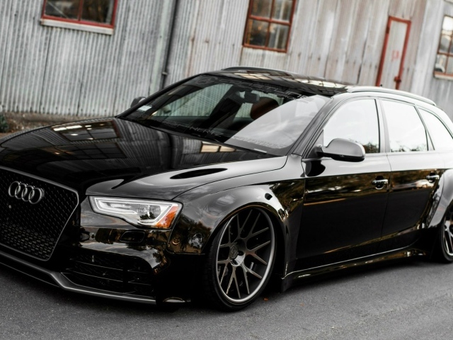 Черный Audi A4 Avant