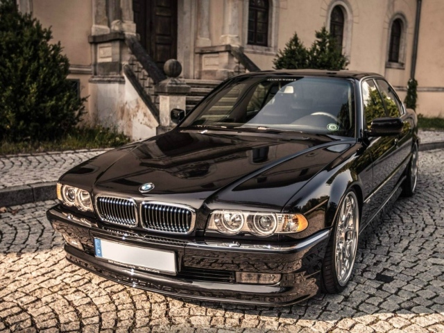 Черный BMW 7 Series