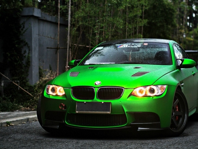 Зеленый автомобиль BMW M3 E92