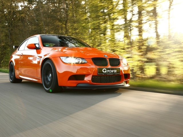 Быстрый оранжевый BMW M3 GTS