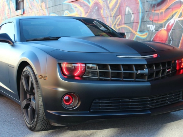 Красивый автомобиль Chevrolet Camaro SS