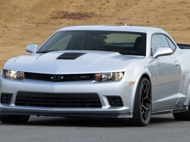 Красивый белый Chevrolet Camaro в пустыне