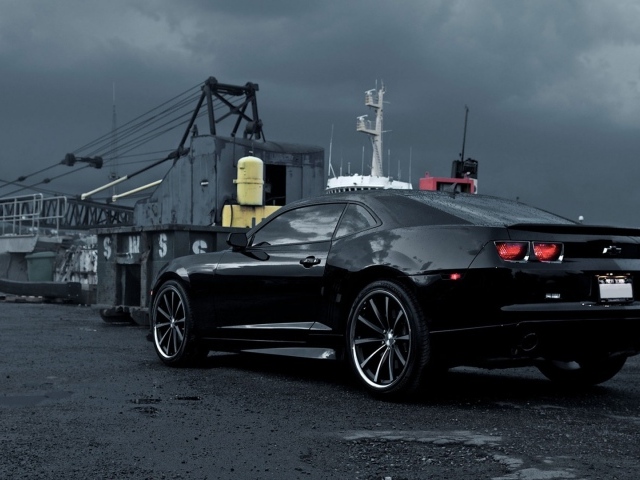 Черный Chevrolet Camaro в порту