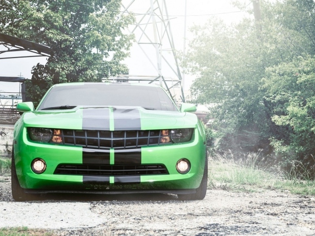Автомобиль Chevrolet Camaro, зеленого цвета
