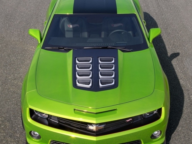 Мощный зеленый Chevrolet Camaro на дороге