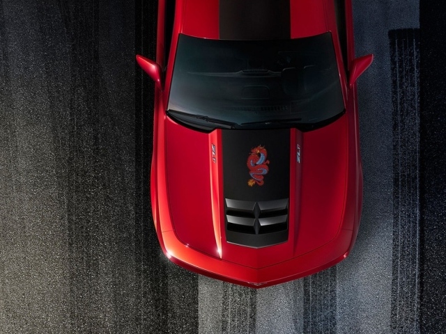 Красный Chevrolet Camaro на асфальте