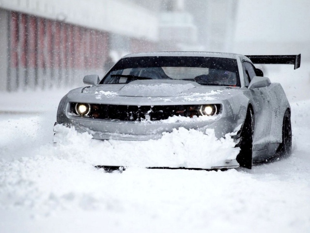 Шевроле Camaro на зимней улице
