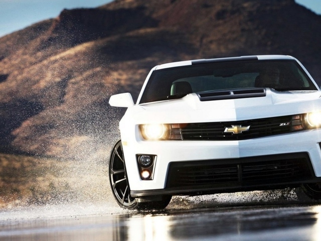 Брызги из под колес белого Chevrolet Camaro