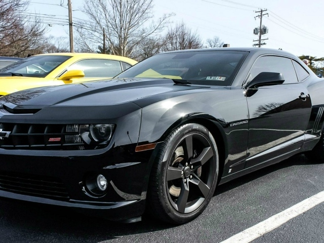 Поражающий черный Chevrolet Camaro SS