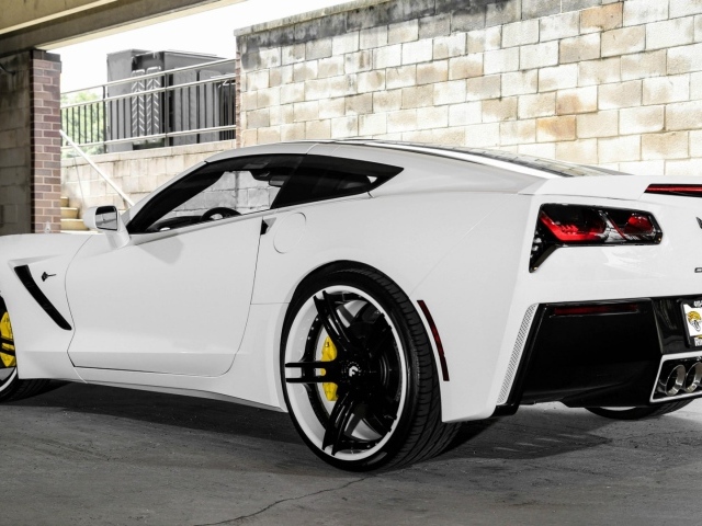 Белый автомобиль Chevrolet Corvette C7