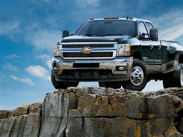 Пикап Шевроле на скале
