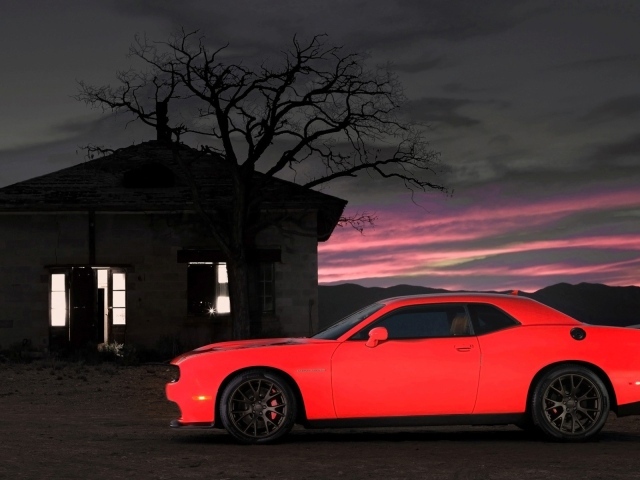 Автомобиль Dodge Challenger SRT на фоне дома