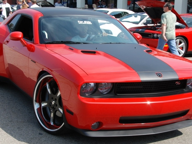 Красный автомобиль Dodge Challenger