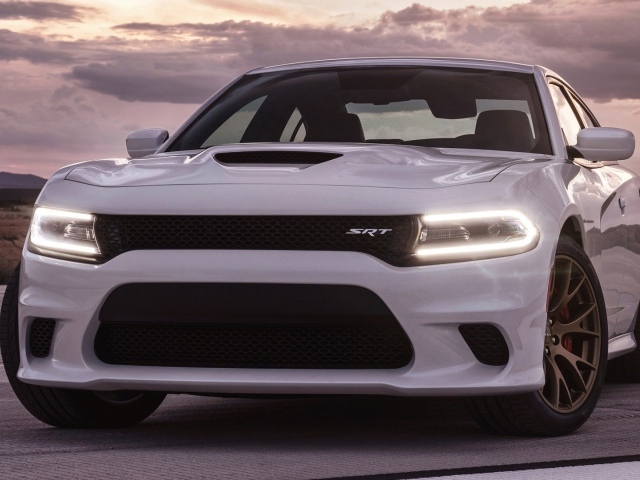 Белый Dodge Charger SRT 2015