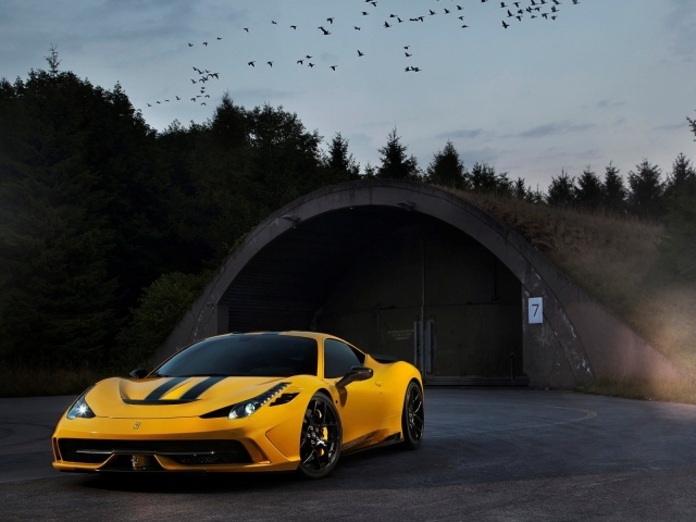 Желтый Ferrari 458 Speciale у входа в ангар
